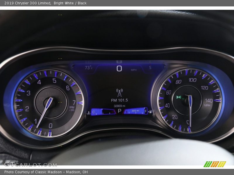 Bright White / Black 2019 Chrysler 300 Limited