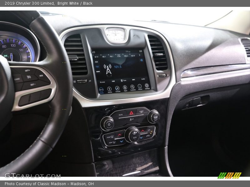 Bright White / Black 2019 Chrysler 300 Limited