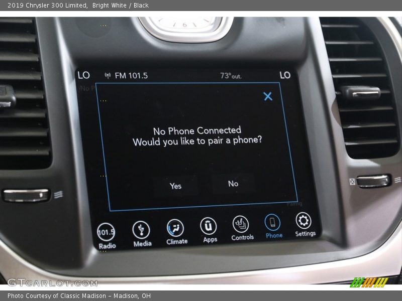Bright White / Black 2019 Chrysler 300 Limited