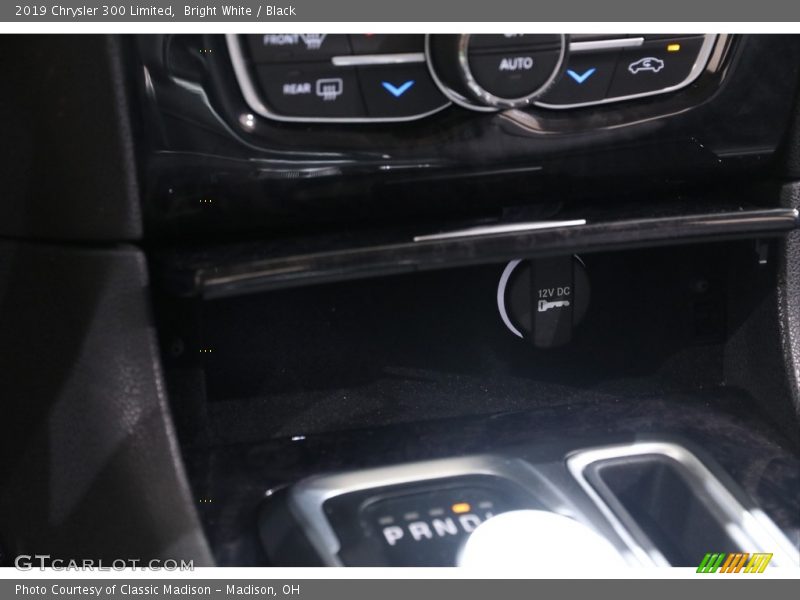Bright White / Black 2019 Chrysler 300 Limited