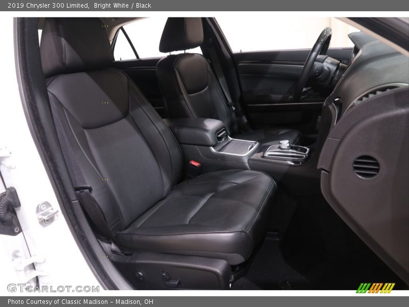 Bright White / Black 2019 Chrysler 300 Limited