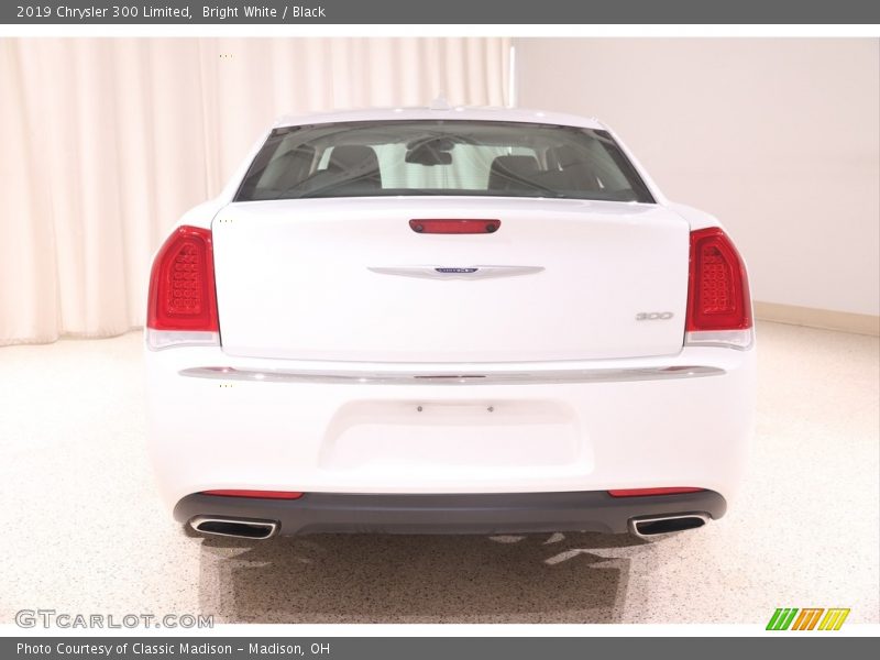 Bright White / Black 2019 Chrysler 300 Limited