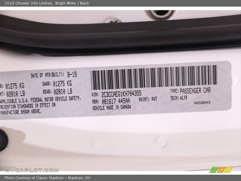 Bright White / Black 2019 Chrysler 300 Limited