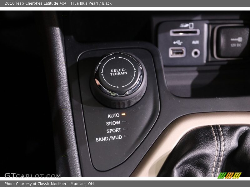 True Blue Pearl / Black 2016 Jeep Cherokee Latitude 4x4