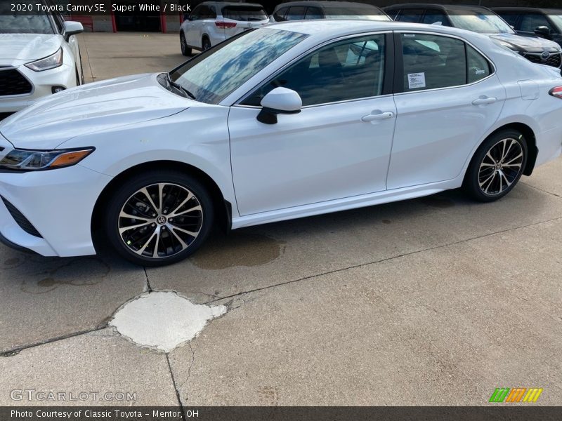 Super White / Black 2020 Toyota Camry SE
