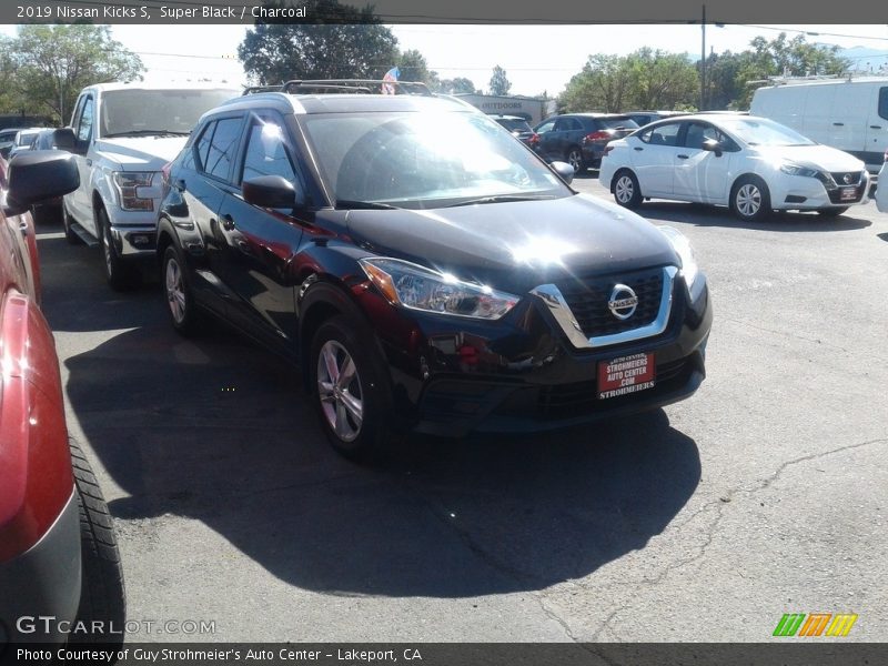 Super Black / Charcoal 2019 Nissan Kicks S