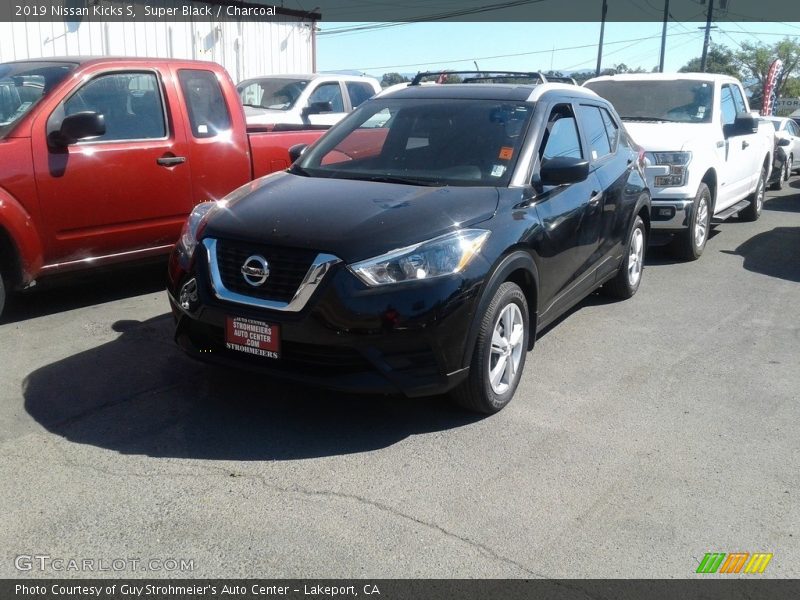 Super Black / Charcoal 2019 Nissan Kicks S