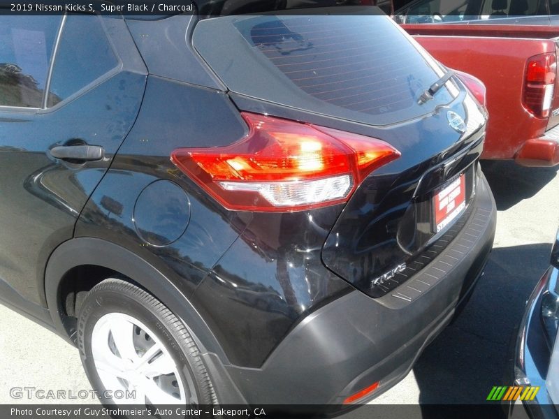 Super Black / Charcoal 2019 Nissan Kicks S