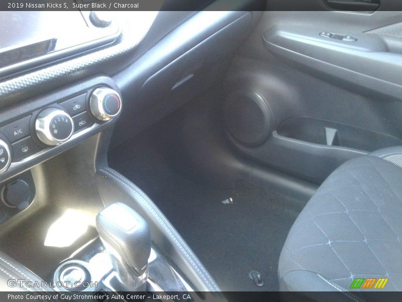 Super Black / Charcoal 2019 Nissan Kicks S