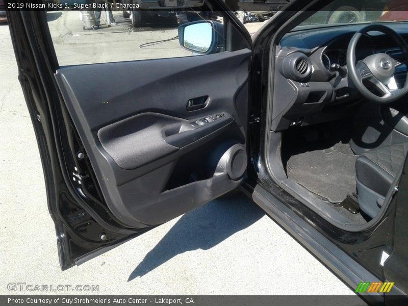 Super Black / Charcoal 2019 Nissan Kicks S