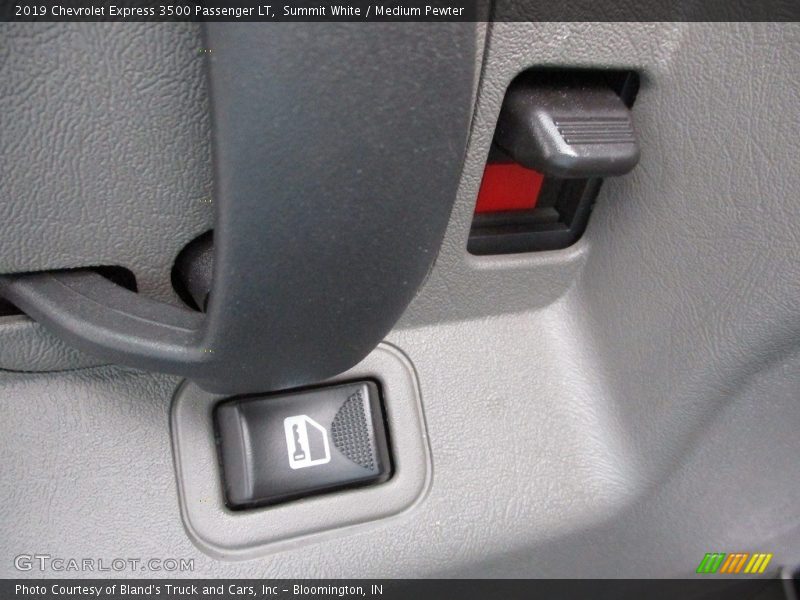 Summit White / Medium Pewter 2019 Chevrolet Express 3500 Passenger LT