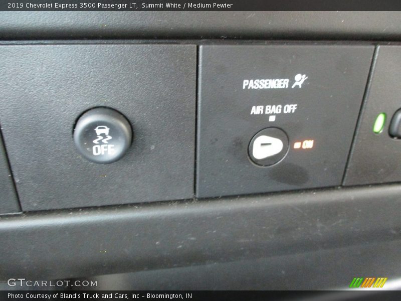 Summit White / Medium Pewter 2019 Chevrolet Express 3500 Passenger LT