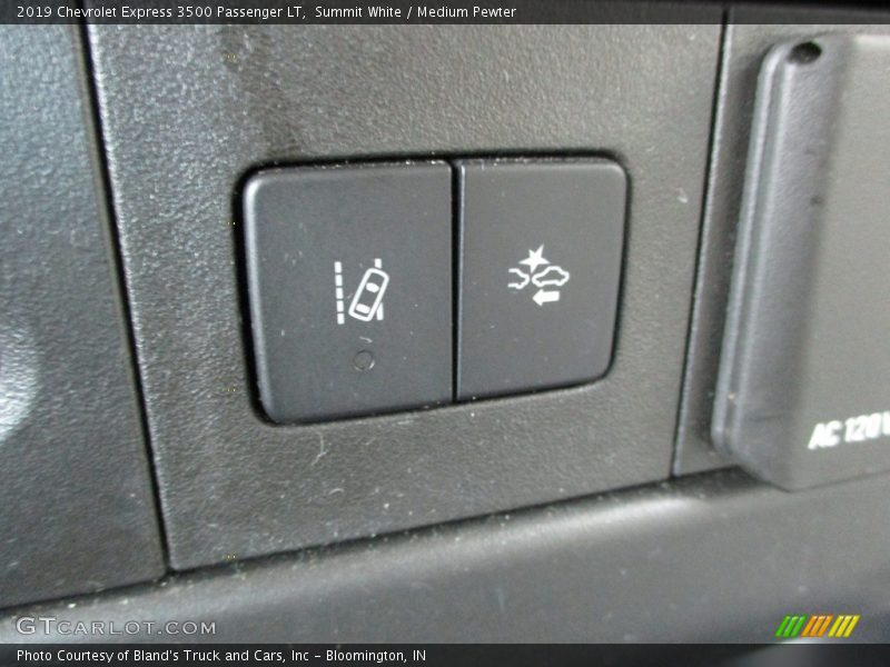 Summit White / Medium Pewter 2019 Chevrolet Express 3500 Passenger LT