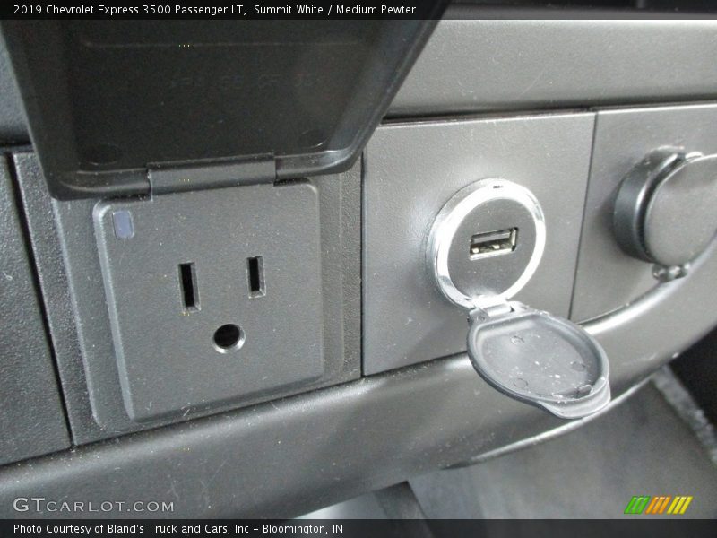 Summit White / Medium Pewter 2019 Chevrolet Express 3500 Passenger LT
