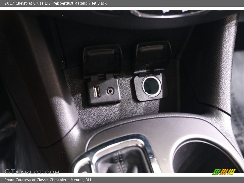 Pepperdust Metallic / Jet Black 2017 Chevrolet Cruze LT