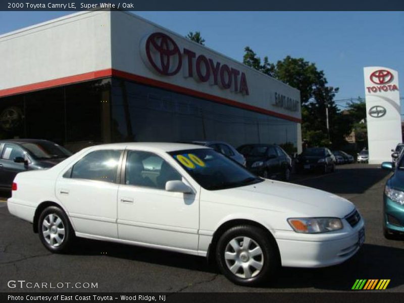 Super White / Oak 2000 Toyota Camry LE