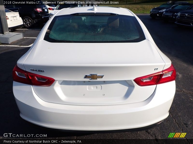 Iridescent Pearl Tricoat / Dark Atmosphere/Loft Brown 2018 Chevrolet Malibu LT