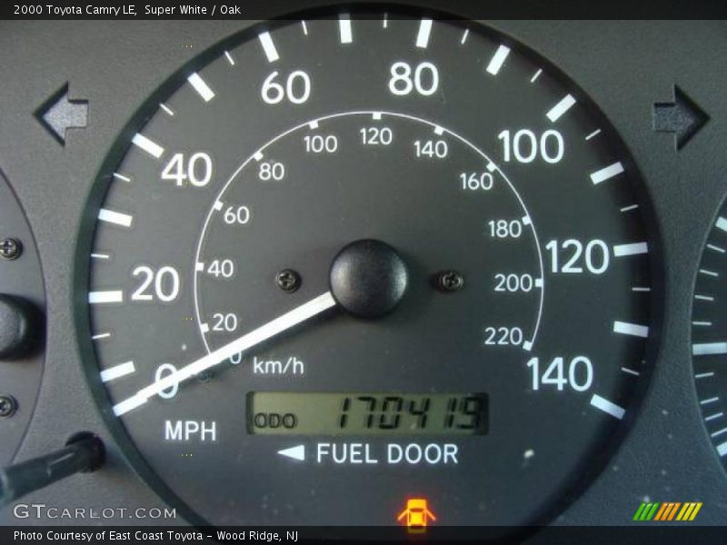 Super White / Oak 2000 Toyota Camry LE