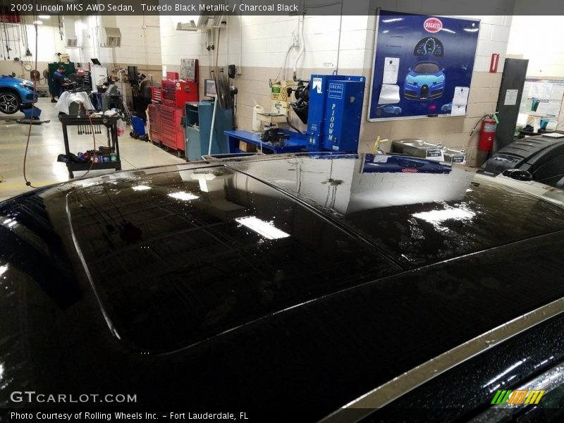 Tuxedo Black Metallic / Charcoal Black 2009 Lincoln MKS AWD Sedan