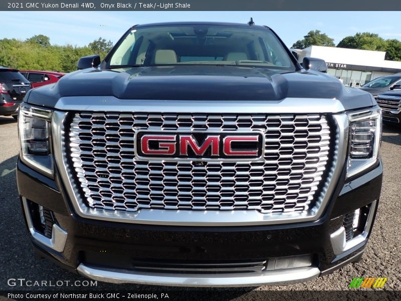 Onyx Black / Teak/­Light Shale 2021 GMC Yukon Denali 4WD