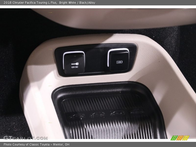 Bright White / Black/Alloy 2018 Chrysler Pacifica Touring L Plus