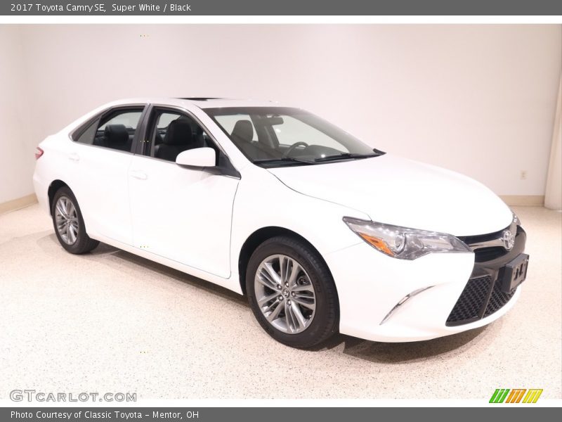 Super White / Black 2017 Toyota Camry SE