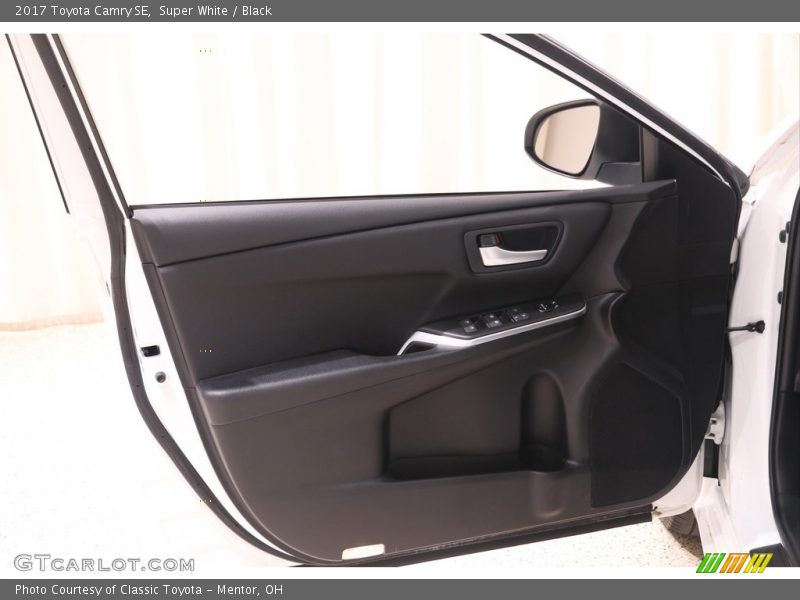 Super White / Black 2017 Toyota Camry SE