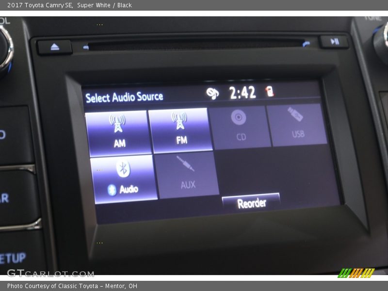 Super White / Black 2017 Toyota Camry SE
