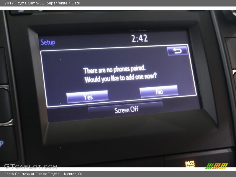Super White / Black 2017 Toyota Camry SE