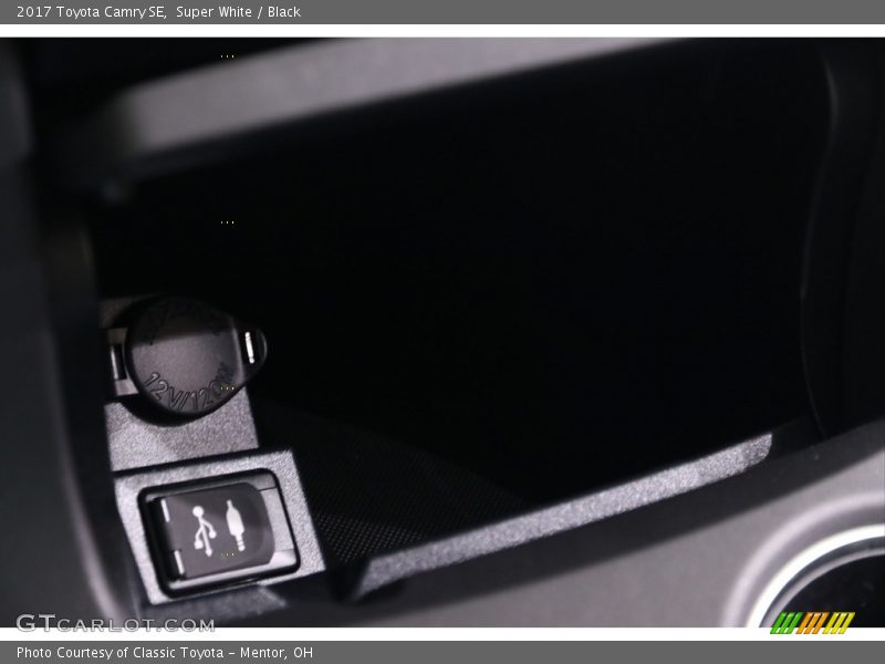 Super White / Black 2017 Toyota Camry SE