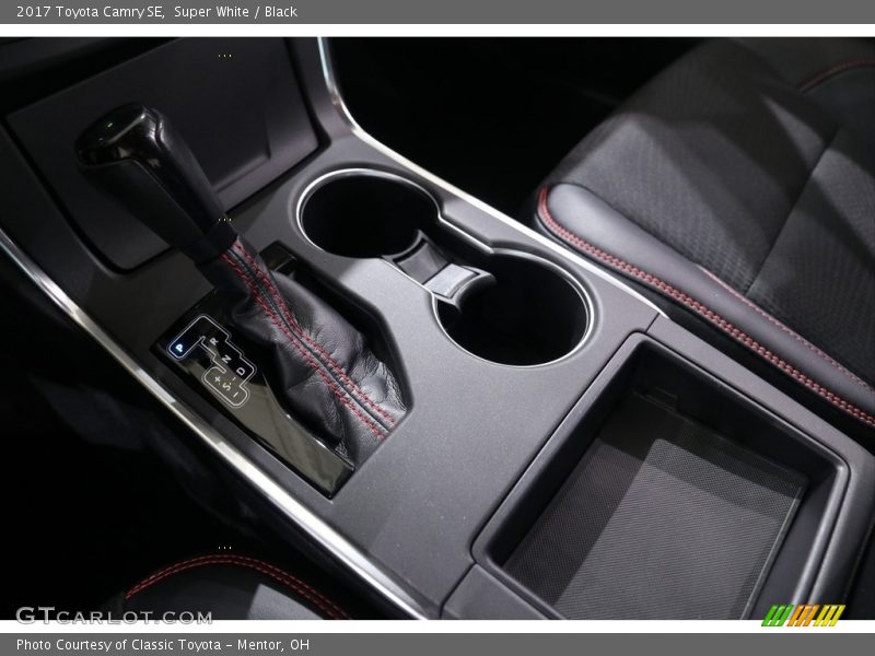 Super White / Black 2017 Toyota Camry SE