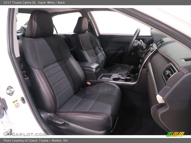 Super White / Black 2017 Toyota Camry SE