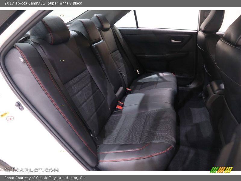 Super White / Black 2017 Toyota Camry SE