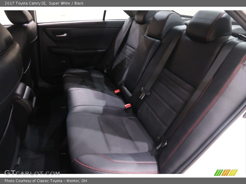 Super White / Black 2017 Toyota Camry SE