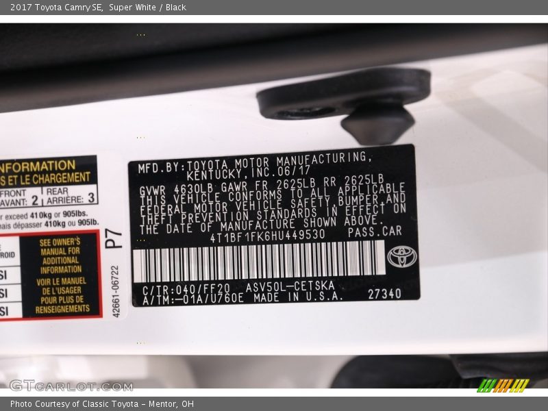 Super White / Black 2017 Toyota Camry SE
