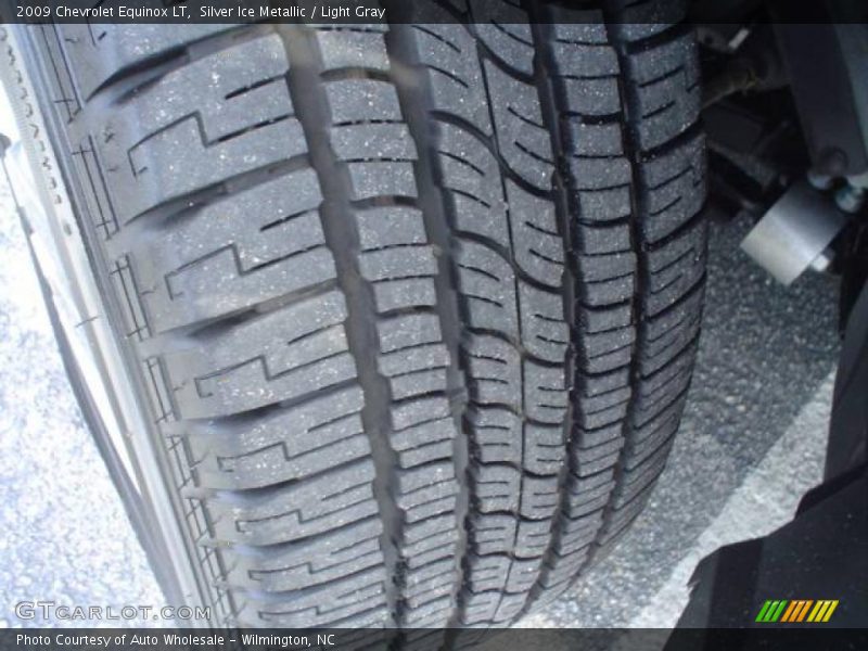 Silver Ice Metallic / Light Gray 2009 Chevrolet Equinox LT