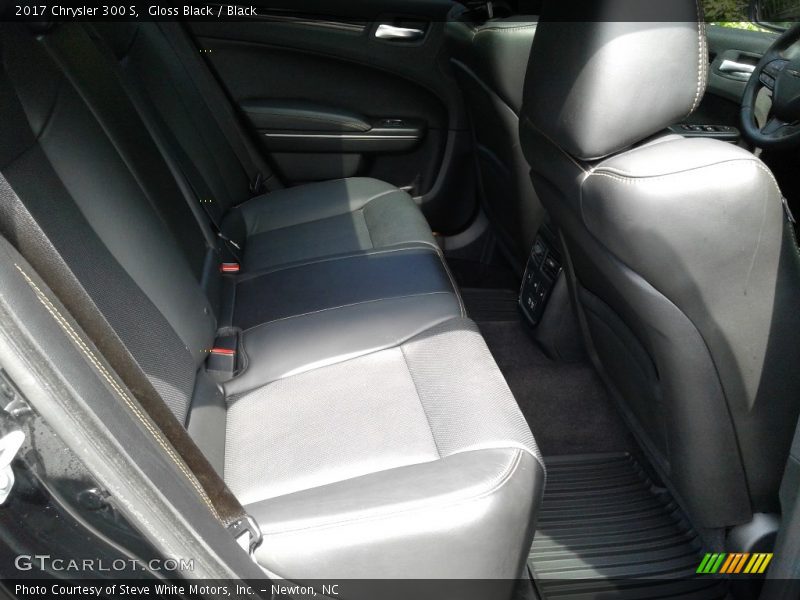 Gloss Black / Black 2017 Chrysler 300 S