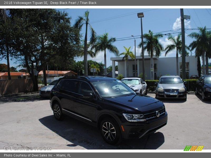 Deep Black Pearl / Titan Black 2018 Volkswagen Tiguan SE