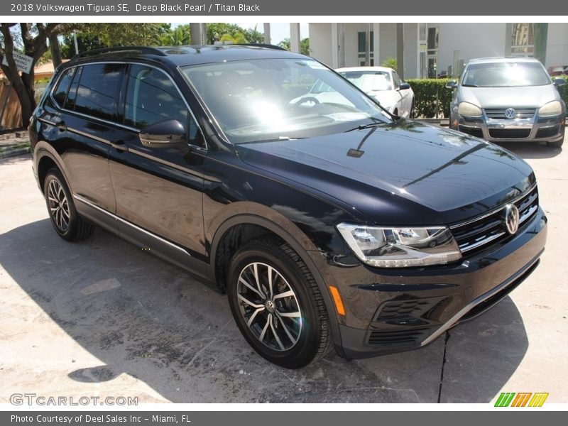 Deep Black Pearl / Titan Black 2018 Volkswagen Tiguan SE