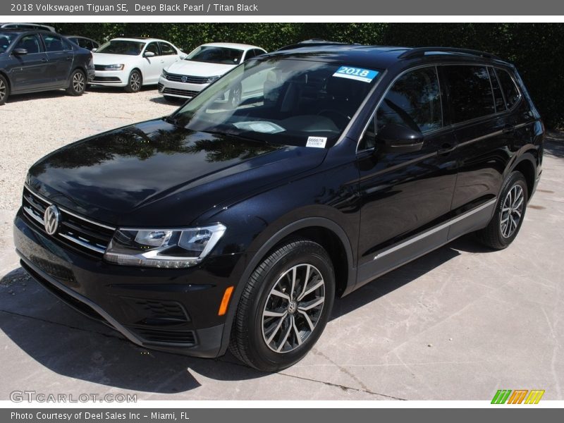 Deep Black Pearl / Titan Black 2018 Volkswagen Tiguan SE