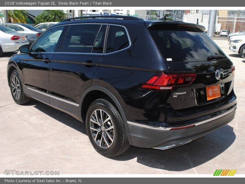 Deep Black Pearl / Titan Black 2018 Volkswagen Tiguan SE