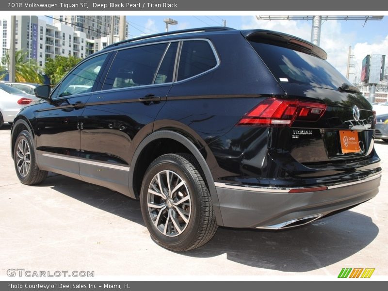 Deep Black Pearl / Titan Black 2018 Volkswagen Tiguan SE