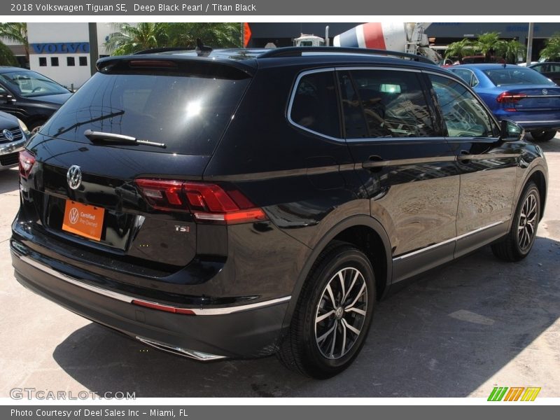 Deep Black Pearl / Titan Black 2018 Volkswagen Tiguan SE