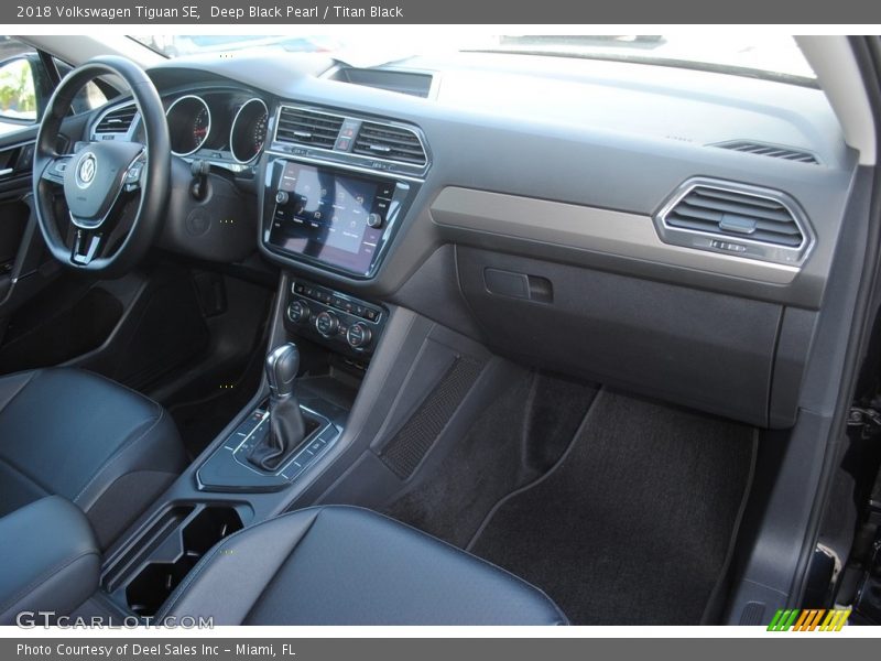 Deep Black Pearl / Titan Black 2018 Volkswagen Tiguan SE