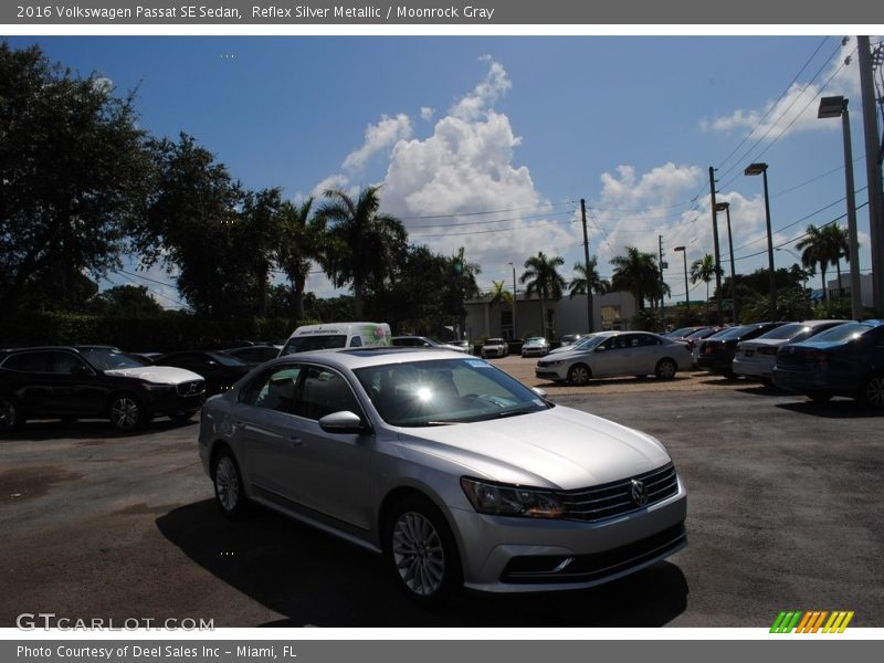 Reflex Silver Metallic / Moonrock Gray 2016 Volkswagen Passat SE Sedan