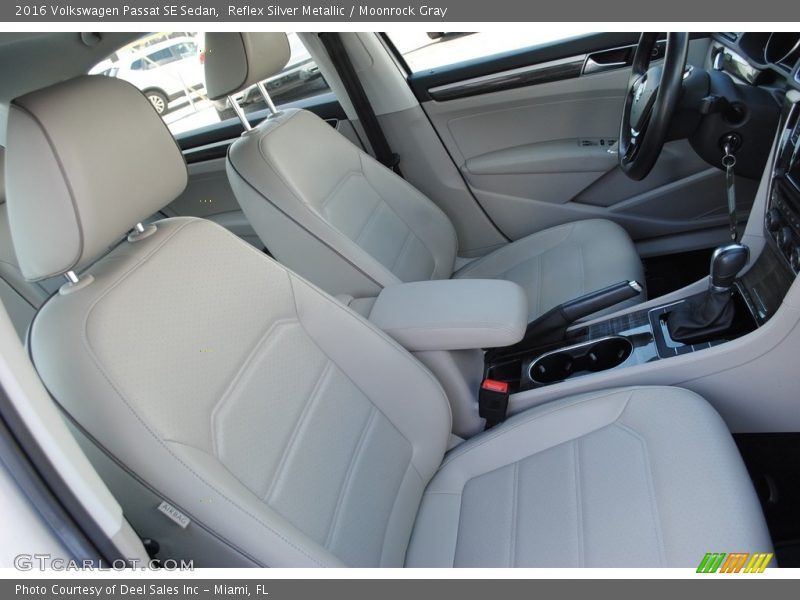 Front Seat of 2016 Passat SE Sedan