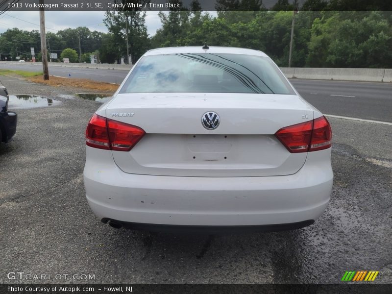 Candy White / Titan Black 2013 Volkswagen Passat 2.5L SE