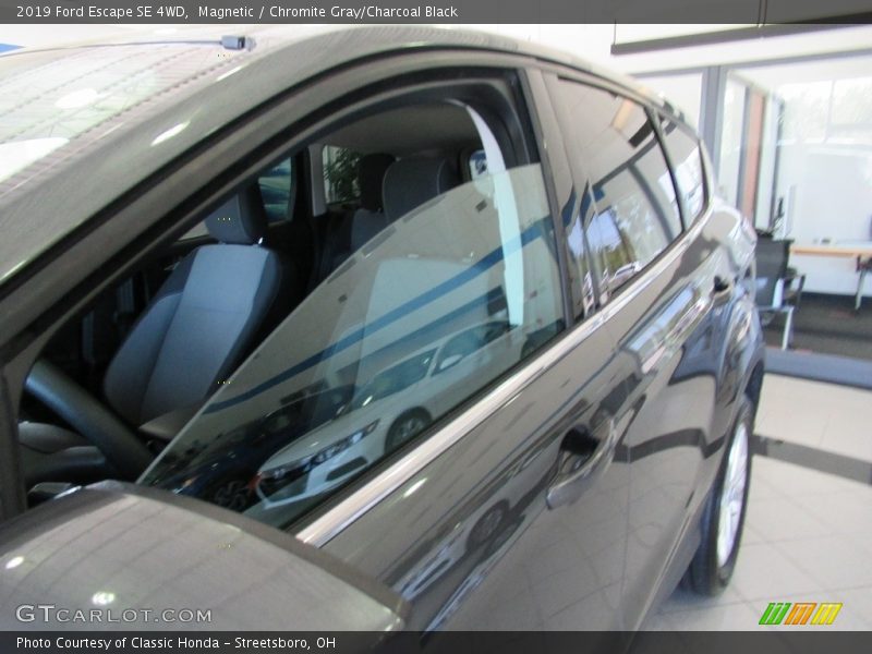 Magnetic / Chromite Gray/Charcoal Black 2019 Ford Escape SE 4WD