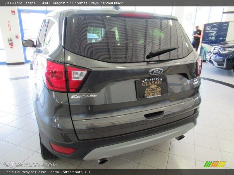 Magnetic / Chromite Gray/Charcoal Black 2019 Ford Escape SE 4WD