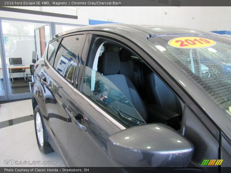 Magnetic / Chromite Gray/Charcoal Black 2019 Ford Escape SE 4WD